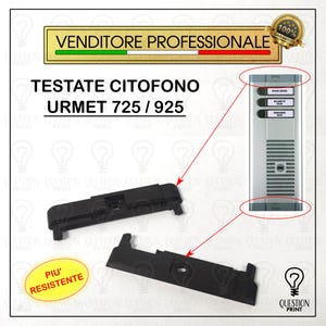 Può includere: Due placche frontali in plastica nera per un sistema di citofono Urmet 725/925. Le placche frontali sono etichettate con "Più resistente", che significa "più resistente" in italiano. L'immagine mostra anche un pannello di citofono argentato con tre pulsanti etichettati come "Spazio Design", "Multimedi Call" e "Riservato Sales".