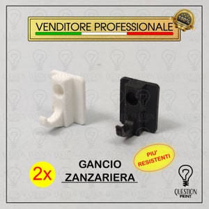 Op de afbeelding: Twee haken voor een muskietennet, een wit en een zwart. De haken zijn gelabeld "GANCIO ZANZARIERA" en "PIU' RESISTENTI".