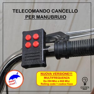 Può includere: Un telecomando nero con quattro pulsanti rossi è montato su un manubrio di bicicletta. Il dispositivo presenta il testo "TELECOMANDO CANCELLO PER MANUBRUIO" e "NUOVA VERSIONE!!! MULTIFREQUENZA Da 280 Mhz a 868 Mhz Rolling code + codice fisso."