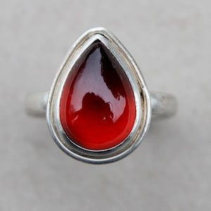 Size 53.5, ring made of 935 silver with garnet, drop