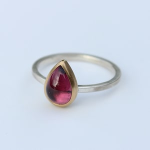 Anillo de plata con granate en engaste de oro