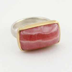Anillo de plata con rodocrosita en montura de oro de 18k