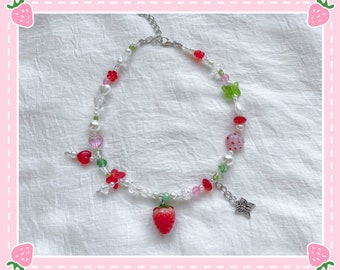 Collar de cuentas de fresa Y2K, estilo cottagecore rojo, rosa y verde, bonito collar bohemio indie vintage de los 90 en tonos pastel, gargantilla de fresa.