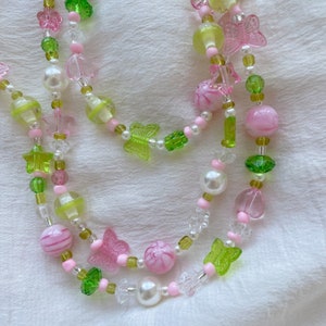 Colar de morango com miçangas, estética, Y2k, rosa e verde, gargantilha assimétrica, colar de miçangas, borboleta, flores, pérolas, estilo infantil, anos 90