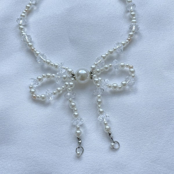 Collier noeud de perles de perles, ras de cou blanc cottagecore, esthétique pastel cristal beige, collier cravate, minimaliste chic mignon Y2k, noeud breloque