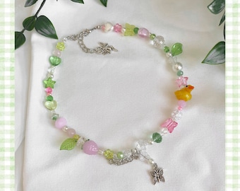 Collar de cuentas rosadas y verdes de hadas, collar de estilo cottagecore de hadas, collar de fresas Y2K, cuentas de mariposas, hojas y perlas.