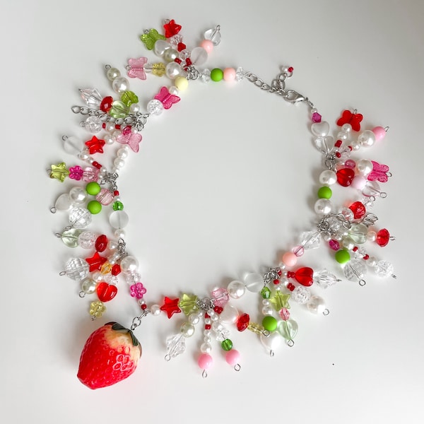 Collier fraise, collier maximaliste de perles, collier dépareillé cottagecore, collier rouge vert, collier de l'an 2000, collier d'été, tendance