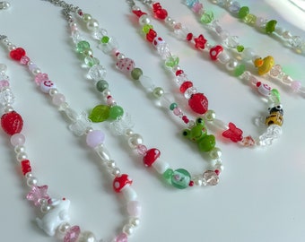 Colar fofo de miçangas, colar estilo cottagecore descolado anos 2000, colar com coelho, sapo e abelha, colar com cogumelos, flores e morango, estética indie hippie.