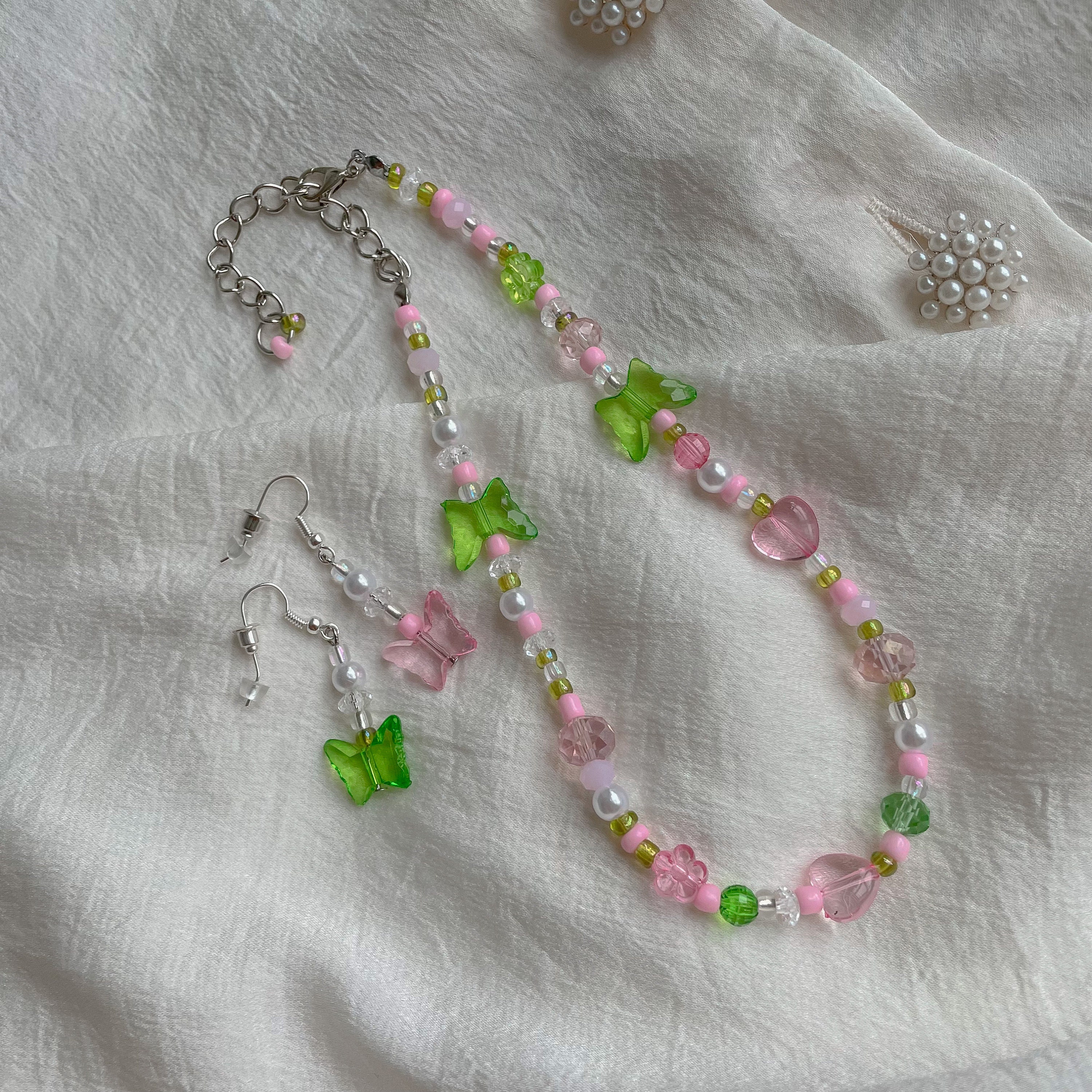 Ensemble Collier Et Boucles D'oreilles Claire's Peace Perles Arc-en-ciel, Année 2000, Neuf