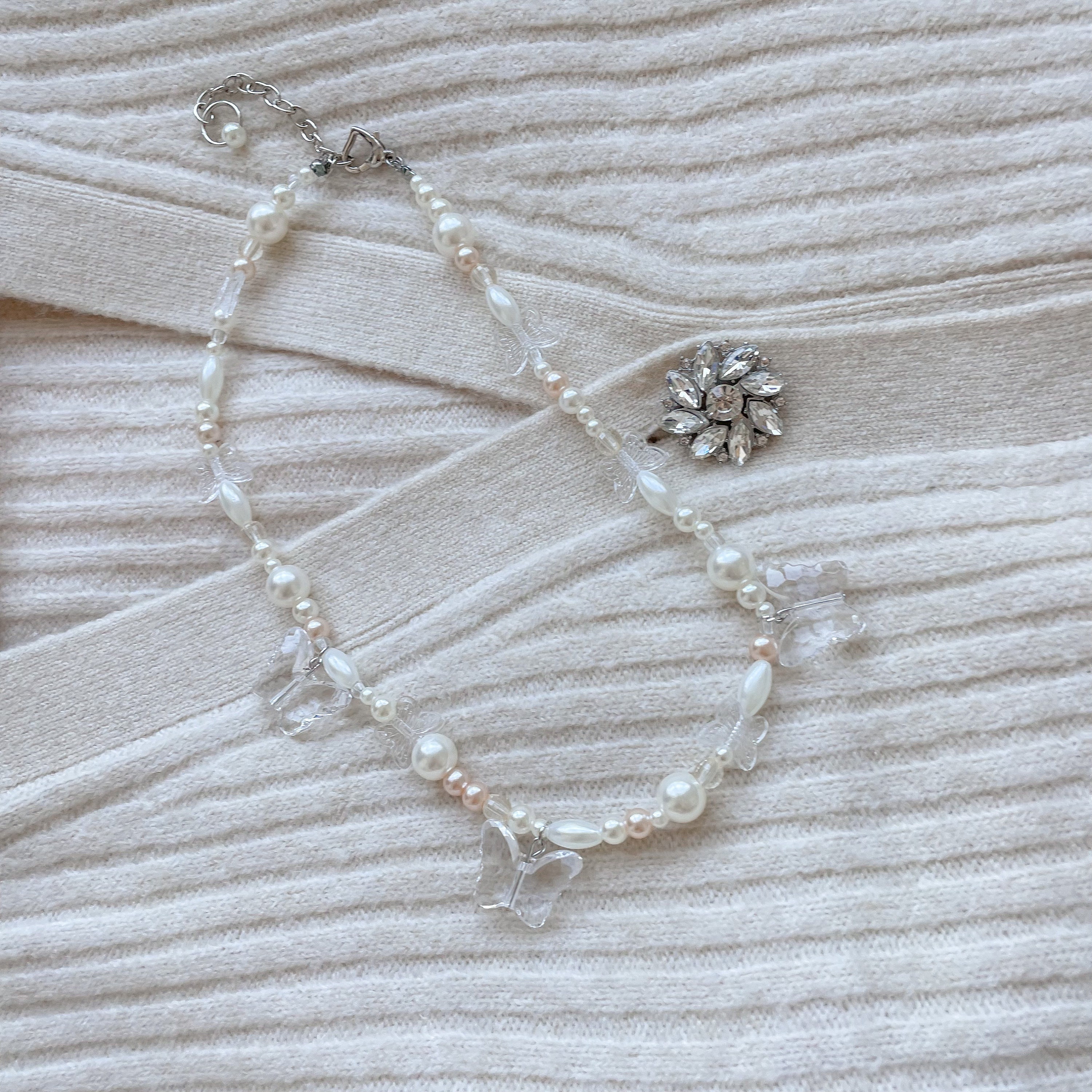 COLLANA DONNA CON CIONDOLO A FUNGO E FARFALLA, FIOCCO E PERLE FINTE BIANCHE - LUNGHEZZA REGOLABILE