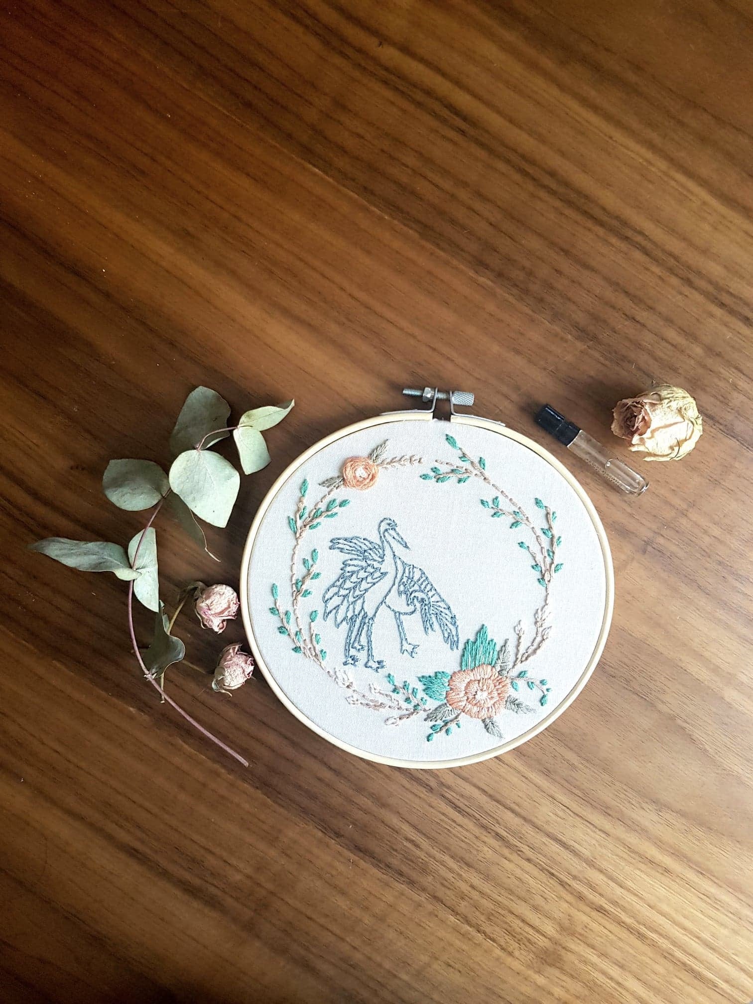 Broderie sur Tambour Décoratif - Faite Main Couple de Cigognes Composition Florale Idée Cadeau Naiss