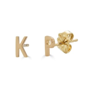 14K Gold Initial Stud / Pendientes personalizados / Oro macizo / Joyería inicial / 1er o 2do hoyo / Pendientes de tachuelas pequeñas / Pendientes de tachuelas de letra