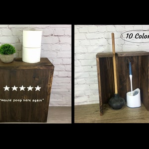 Op de afbeelding: Tweedelig badkameropbergeenheid in donkerbruin hout. Eén kant bevat toiletpapier en een kleine plant, de andere een ontstopper en een toiletborstel. De tekst luidt "Would poop here again" met vijf sterren. De tekst "10 Kleuren" is ook zichtbaar.