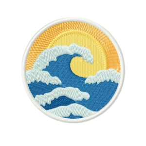 Puede incluir: Un parche redondo de bordado con borde blanco que muestra una ola azul y un sol amarillo. El texto "WAVE AND SUN PATCH" está por encima de la imagen y "MACHINE EMBROIDERY DESIGN" está por debajo. El texto "MULTIPLE SIZES IN DIFFERENT FORMATS" está en la parte inferior de la imagen.