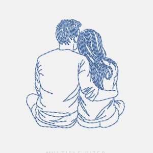 Pode incluir: Um desenho de linha azul de um casal sentado junto, com a mulher apoiando a cabeça no ombro do homem. O casal está de costas para o observador. A imagem é um arquivo de bordado de máquina.