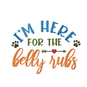 Peut inclure: Broderie avec le texte "I'm here for the belly rubs" en lettres bleues, vertes et orange. Deux empreintes de pattes sont de chaque côté du texte, et un petit cœur rouge est sur une flèche au milieu du texte.
