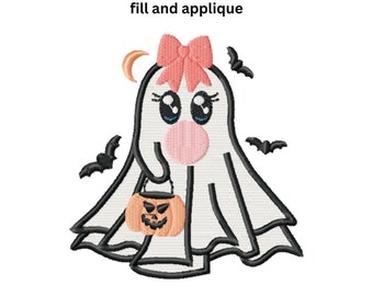 Op de afbeelding: Machine borduurbestand ontwerp van een schattig spook met een roze strik, grote ogen en een pompoen emmer. Het spook is wit met zwarte contouren en wordt omringd door vleermuizen. De tekst "Cute Ghost" en "fill and applique" is ook inbegrepen.