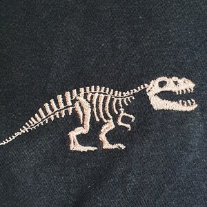 Maskinbroderidesign med T-rex-fossil, mönster med dinosaurieben, 10–20 cm