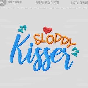 Peut inclure: Broderie représentant le texte "Sloppy Kisser" en bleu avec un petit cœur rouge au-dessus du mot "Sloppy". Le motif est entouré de petites feuilles vertes.