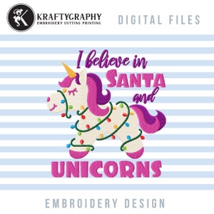 Op de afbeelding: Borduurontwerp met een roze en wit eenhoorn met een paarse manen en staart, versierd met kerstverlichting. De tekst "I believe in Santa and Unicorns" is geschreven in roze letters.