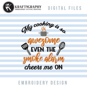 Könnte beinhalten: Orangefarbene Stickerei mit dem Text "My cooking is so awesome even the smoke alarm cheers me on". Das Design enthält einen Topf, einen Spatel und einen Schneebesen.