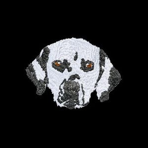 Könnte beinhalten: Ein gestickter Dalmatiner-Hundekopf mit schwarzen Flecken auf weißem Grund, vor schwarzem Hintergrund. Das Bild enthält Text am unteren Rand: "Multiple Sizes Machine Embroidery Files Digital Download."
