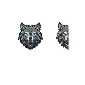 Puede incluir: Un gráfico digital que presenta una cabeza de lobo gris estilizada con la boca abierta y los dientes al descubierto, mostrada completa y en una vista de perfil parcial. Sobre las cabezas de lobo hay un logotipo negro circular que contiene una letra K blanca. El texto dice Multiple Sizes, Machine Embroidery Files, Digital Download.