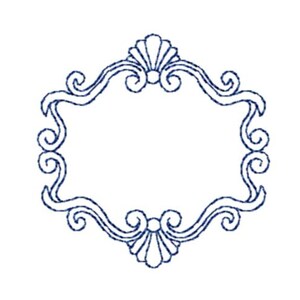 Op de afbeelding: Een donkerblauw machinaal borduurontwerp met een sierlijk, symmetrisch frame met decoratieve krullen en schelpachtige motieven aan de boven- en onderkant. Een klein zwart cirkelvormig logo met een witte letter K bevindt zich boven het frame.