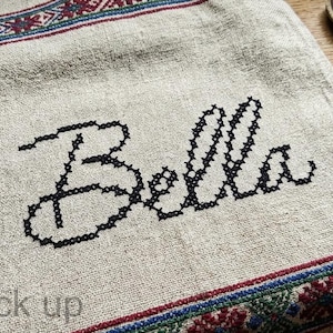 Bella Cross Stitch Native Bx-lettertype voor machineborduurwerk | Aanpasbaar tussen 2 en 3 inch