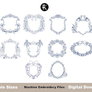 Puede incluir: Una colección de diez diseños de bordado en línea azul que presentan marcos, escudos y coronas ornamentados con elementos decorativos como lazos, pájaros y motivos florales. El texto en la parte inferior dice Multiple Sizes, Machine Embroidery Files, Digital Download.