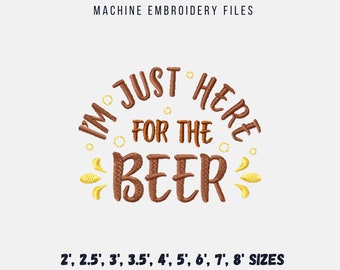 Könnte beinhalten: Maschinenstickdatei für ein braunes und goldenes Design mit dem Text "Ich bin nur wegen des Bieres hier". Das Design ist in den Größen 2, 2,5, 3, 3,5, 4, 5, 6, 7 und 8 Zoll erhältlich.