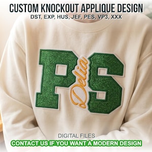 Puede incluir: Una sudadera color crema con un diseño de aplique personalizado que presenta grandes letras P y S con purpurina verde y el nombre Delia en cursiva naranja. El texto incluye CUSTOM KNOCKOUT APPLIQUE DESIGN, formatos DST, EXP, HUS, JEF, PES, VP3, XXX y DIGITAL FILES.