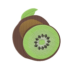 Può includere: Un frutto di kiwi verde con buccia marrone e una foglia verde in cima. Il kiwi è tagliato a metà, rivelando la polpa verde e i semi neri.