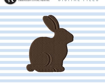 Puede incluir: Diseño bordado de un conejo marrón sentado sobre un fondo a rayas blanco y azul. El diseño está etiquetado como "Embroidery Design".