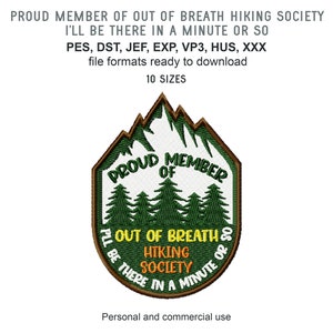 Könnte beinhalten: Grün-brauner gestickter Aufnäher mit weißem Hintergrund. Der Aufnäher zeigt eine Bergkette, Bäume und den Text "Proud Member of Out of Breath Hiking Society I'll Be There in a Minute or So".