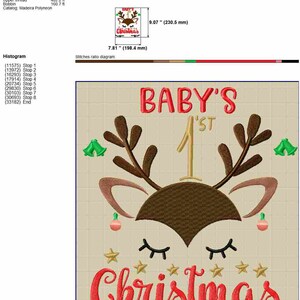 Pu&ograve; includere: Ricamo di una renna di Natale per un primo compleanno con il testo "BABY'S 1ST CHRISTMAS" in filo rosso e oro. La renna ha corna marroni, un naso marrone e gli occhi chiusi. Il disegno misura 19,8 cm di larghezza e 23,0 cm di altezza.
