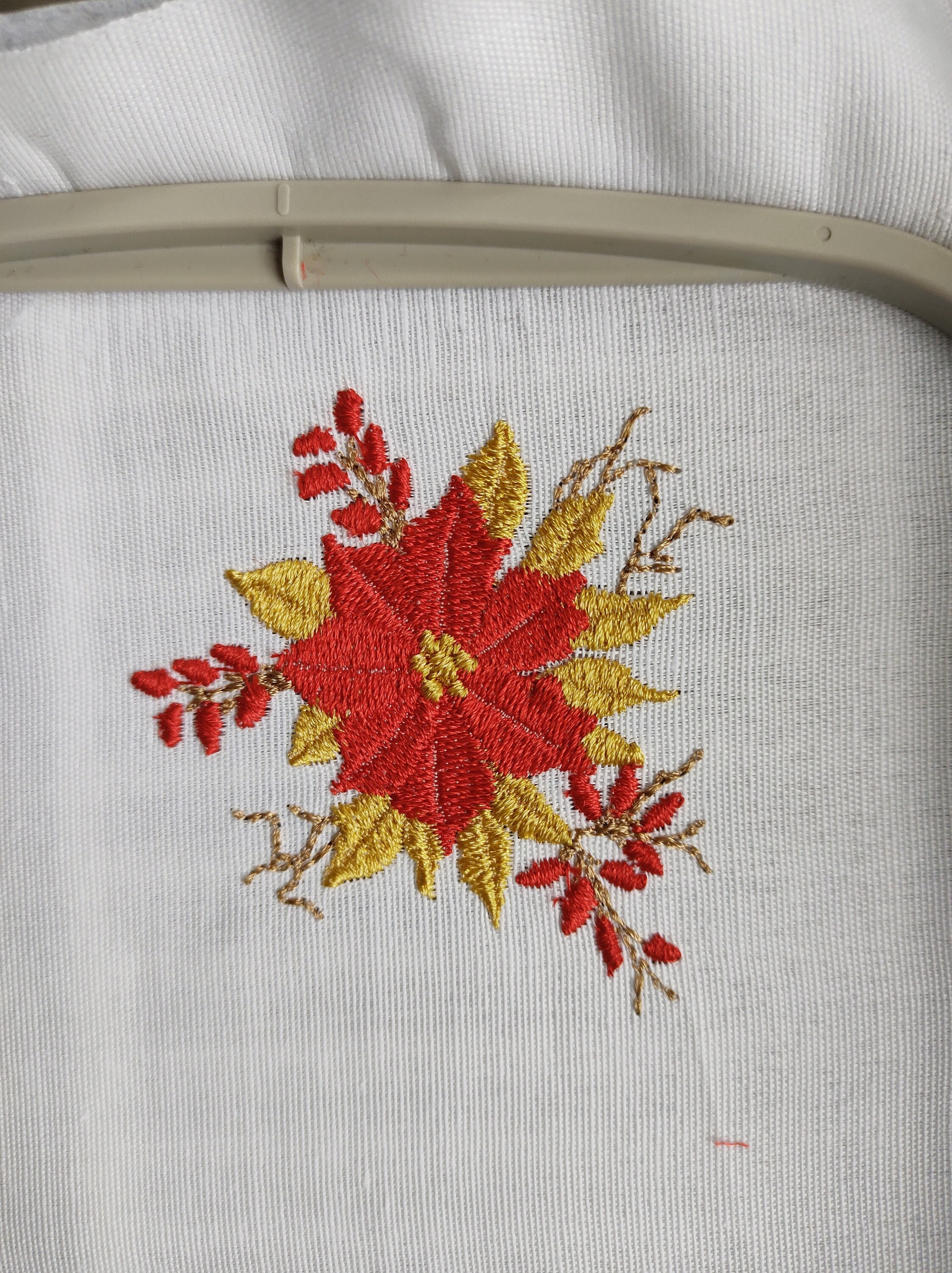Christmas Red Flower Embroidery Design: Gold Leaves Napkin Pattern