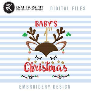 Pu&ograve; includere: Disegno da ricamo con una renna di cartone animato con gli occhi chiusi, corna e un naso rosso. Il testo "BABY'S 1ST Christmas" &egrave; scritto in lettere rosse e dorate.
