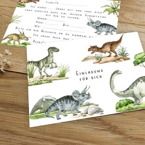Pode incluir: Um cart&atilde;o de convite branco com tema de dinossauros. O cart&atilde;o apresenta ilustra&ccedil;&otilde;es de v&aacute;rios dinossauros, incluindo um Tiranossauro Rex, um Braquiossauro, um Velociraptor e um Tricer&aacute;topo. O texto no cart&atilde;o diz "Einladung f&uuml;r dich", que se traduz como "Convite para voc&ecirc;".