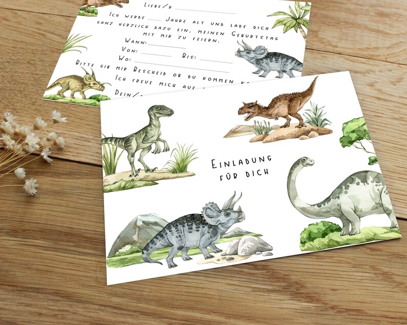 Pode incluir: Um cart&atilde;o de convite branco com tema de dinossauros. O cart&atilde;o apresenta ilustra&ccedil;&otilde;es de v&aacute;rios dinossauros, incluindo um Tiranossauro Rex, um Braquiossauro, um Velociraptor e um Tricer&aacute;topo. O texto no cart&atilde;o diz "Einladung f&uuml;r dich", que se traduz como "Convite para voc&ecirc;".