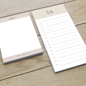 Puede incluir: Dos juegos de bloc de notas beige con papel rayado. El bloc de notas de la izquierda tiene el texto "Notes" y "Dream Plan Do" en la parte inferior. El bloc de notas de la derecha tiene el texto "To Do" en la parte superior.