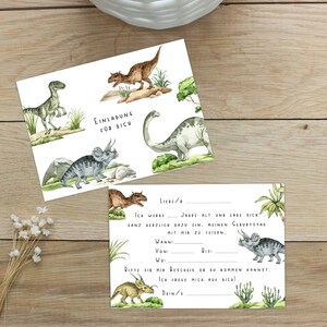 Pode incluir: Um convite para uma festa de anivers&aacute;rio com tema de dinossauros com uma ilustra&ccedil;&atilde;o de dinossauro verde, marrom e cinza. O texto do convite diz "Einladung f&uuml;r dich" e "Ich werde ... Jahre alt und lade dich ganz herzlich dazu ein, meinen Geburtstag mit mir zu feiern."