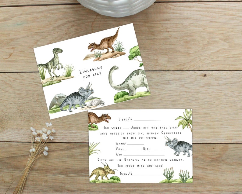 Pode incluir: Um convite para uma festa de anivers&aacute;rio com tema de dinossauros com uma ilustra&ccedil;&atilde;o de dinossauro verde, marrom e cinza. O texto do convite diz "Einladung f&uuml;r dich" e "Ich werde ... Jahre alt und lade dich ganz herzlich dazu ein, meinen Geburtstag mit mir zu feiern."