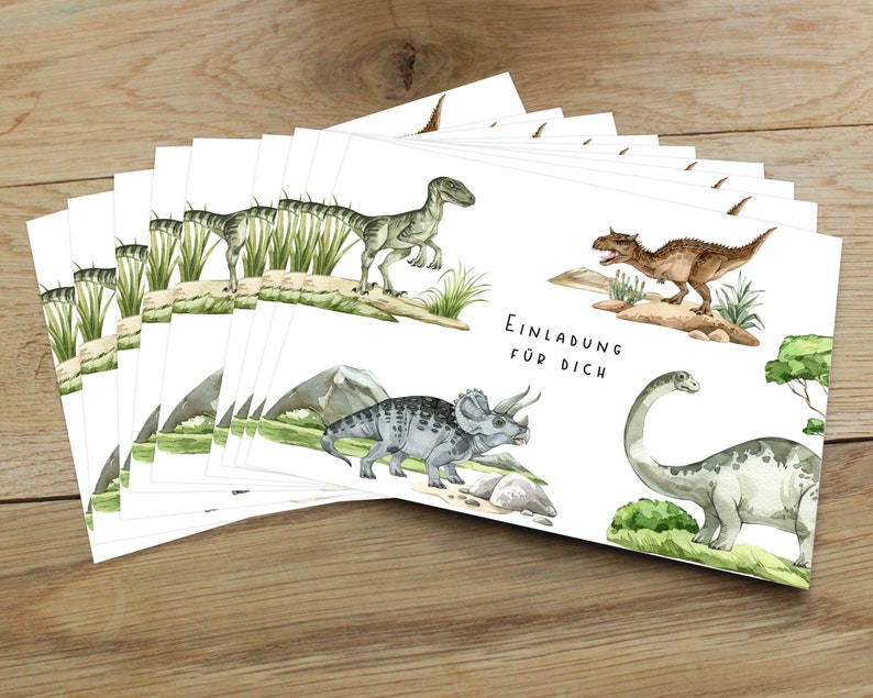 Pode incluir: Um conjunto de cart&otilde;es brancos com ilustra&ccedil;&otilde;es de dinossauros e o texto "Einladung f&uuml;r dich" (Convite para voc&ecirc;). Os dinossauros s&atilde;o um velociraptor verde, um tiranossauro rex marrom, um triceratops cinza e um braquiossauro cinza.