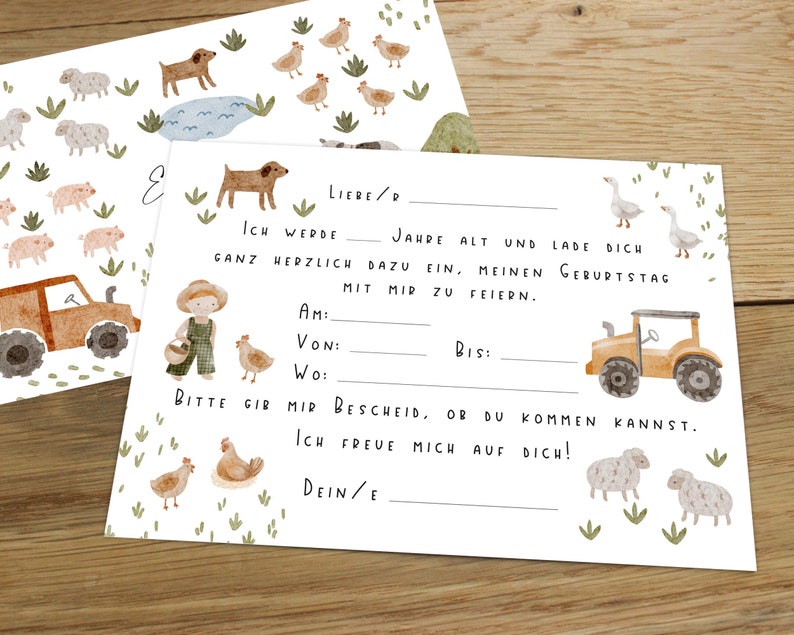 Op de afbeelding: Een witte kaart met een boerderijdieren thema. De kaart heeft een handgeschreven bericht dat zegt: "Ik word [blank] jaar oud en nodig je uit om mijn verjaardag met me te vieren. Laat me weten of je kunt komen. Ik kijk ernaar uit om je te zien!" De kaart is versierd met illustraties van boerderijdieren, waaronder varkens, kippen, schapen, honden en tractoren.