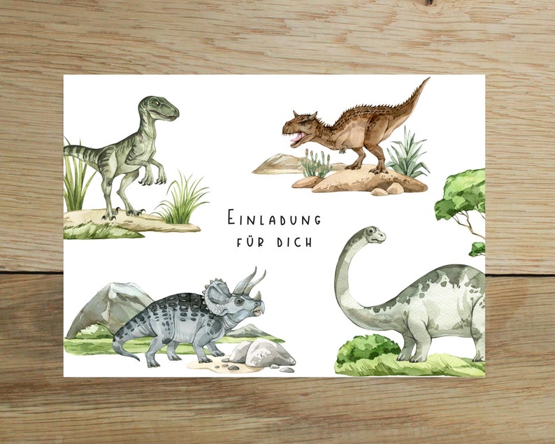 Pode incluir: Um cart&atilde;o branco com ilustra&ccedil;&otilde;es de aquarela de quatro dinossauros diferentes. Os dinossauros s&atilde;o um velociraptor verde, um tiranossauro rex marrom, um triceratops cinza e um braquiossauro cinza. O cart&atilde;o tamb&eacute;m tem o texto "Einladung f&uuml;r dich", que se traduz como "Convite para voc&ecirc;".