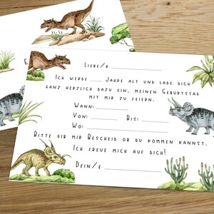 Pode incluir: Um cart&atilde;o branco com tema de dinossauros. O cart&atilde;o tem um convite para preencher para uma festa de anivers&aacute;rio. O texto diz: "Farei ___ anos e te convido para celebrar meu anivers&aacute;rio comigo. Quando: De: At&eacute;: Por favor, me avise se voc&ecirc; puder vir. Estou ansioso para te ver! Seu/"