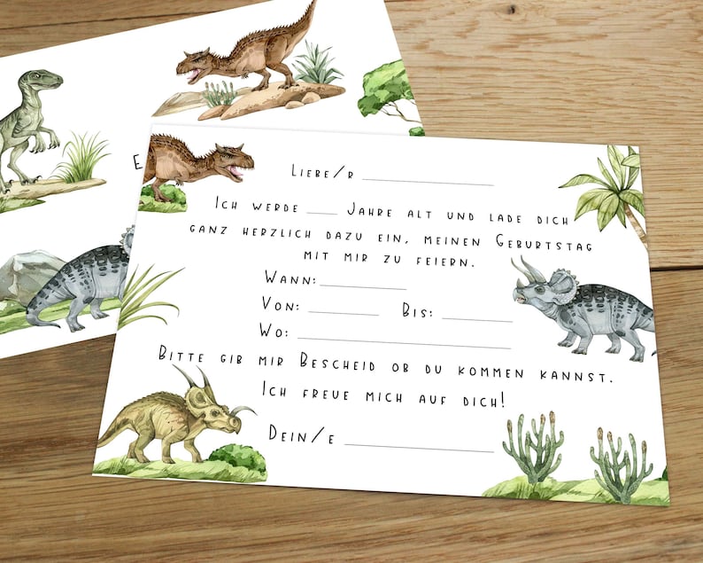 Pode incluir: Um cart&atilde;o branco com tema de dinossauros. O cart&atilde;o tem um convite para preencher para uma festa de anivers&aacute;rio. O texto diz: "Farei ___ anos e te convido para celebrar meu anivers&aacute;rio comigo. Quando: De: At&eacute;: Por favor, me avise se voc&ecirc; puder vir. Estou ansioso para te ver! Seu/"