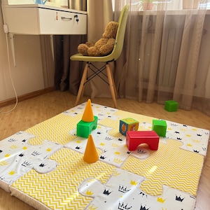 Tappetino imbottito per pavimento, tappetino puzzle modulare per bambini, giocattolo Montessori, blocchi attività in schiuma per bambini piccoli, tappeto per cameretta con teepee e corone gialle, regalo per bambino