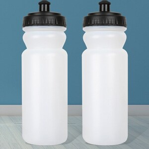 Puede incluir: Dos botellas de agua de pl&aacute;stico blanco con tapas negras y una superficie texturizada.